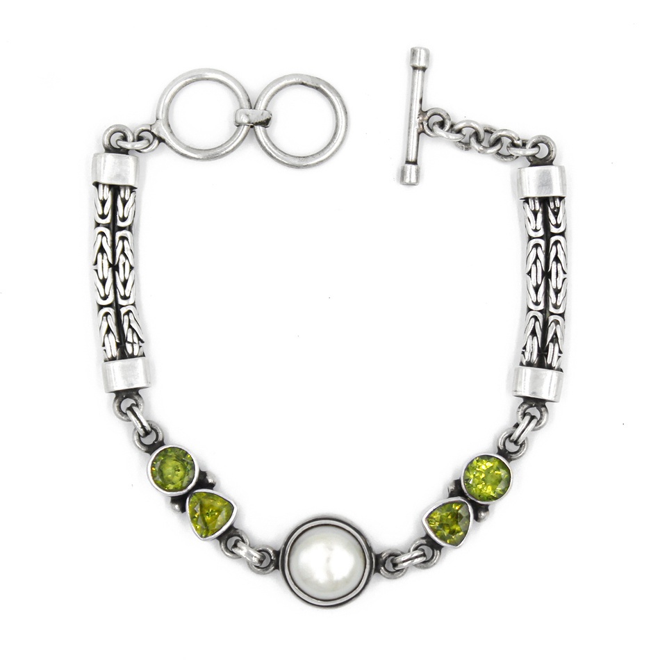 Peridot and pearl bracelet with patterned sterling silver bar links