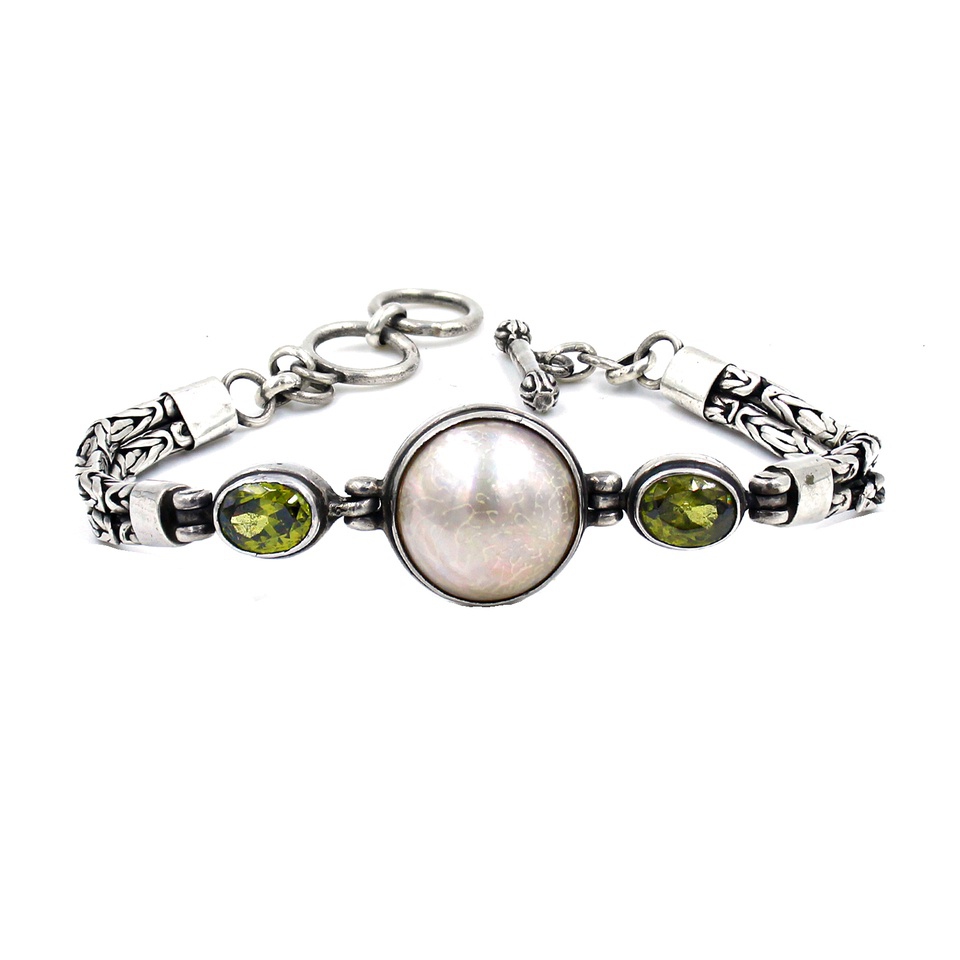 Sterling silver bracelet with central round pearl and oval peridot gemstones