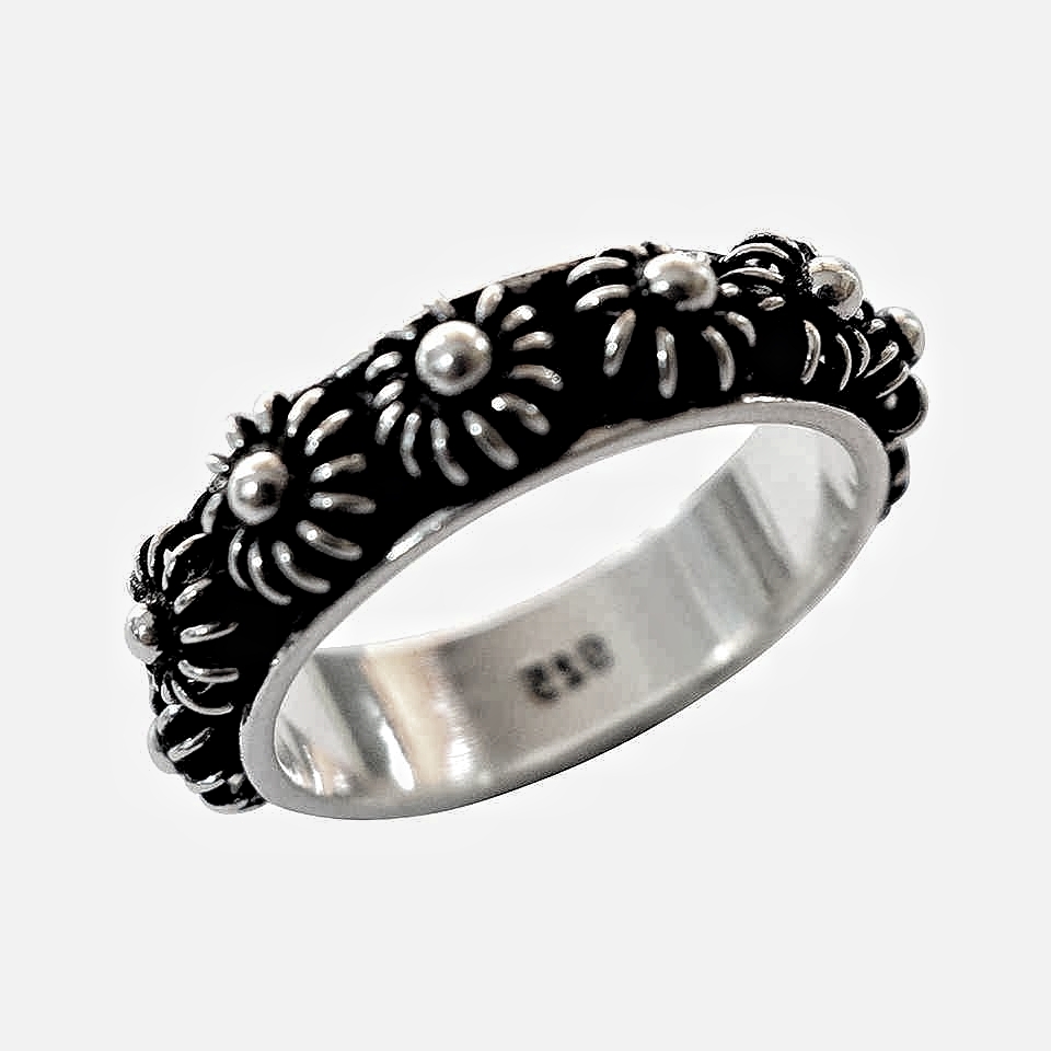925 sterling silver floral ring with oxidized finish and raised daisy motifs