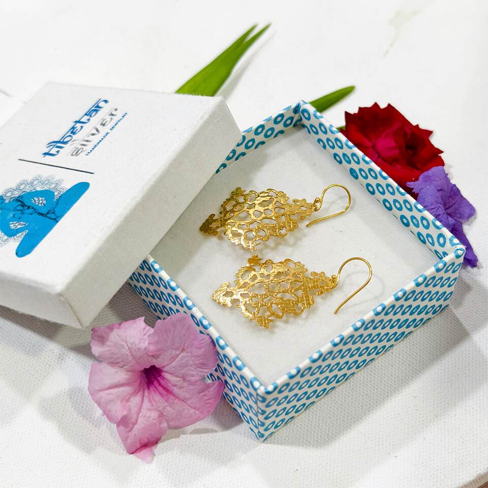 Cheap gold jewelry filigree earrings in Tibetan Silver box.